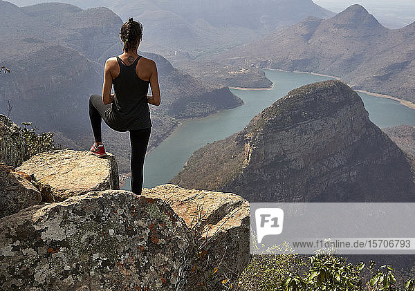 Frau auf der Spitze eines Felsens im Blyde River Canyon  Südafrika