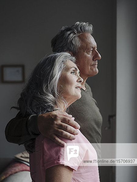 Porträt eines älteren Ehepaares zu Hause