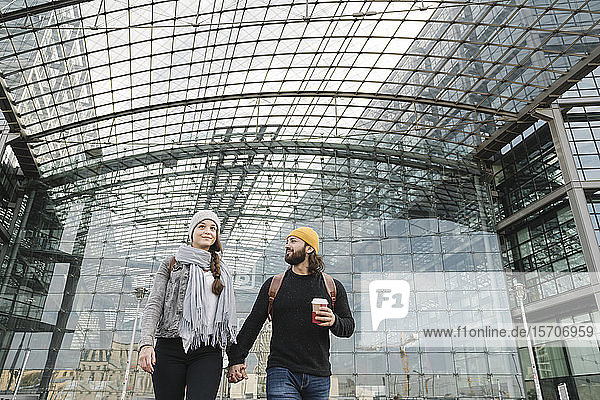Junges Paar mit Kaffee zum Mitnehmen am Hauptbahnhof  Berlin  Deutschland