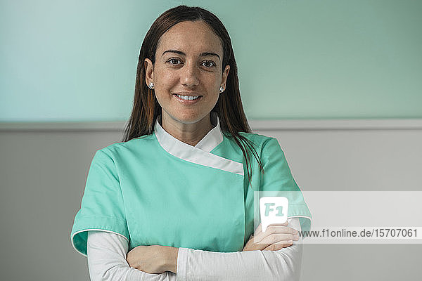 Porträt einer Zahnärztin in einer Zahnklinik  Arme gekreuzt