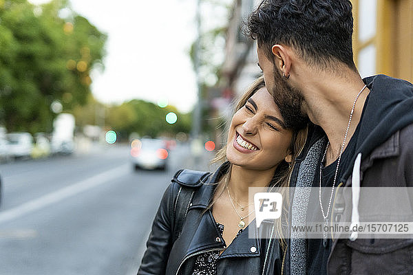 Porträt einer glücklichen jungen Frau mit ihrem Freund