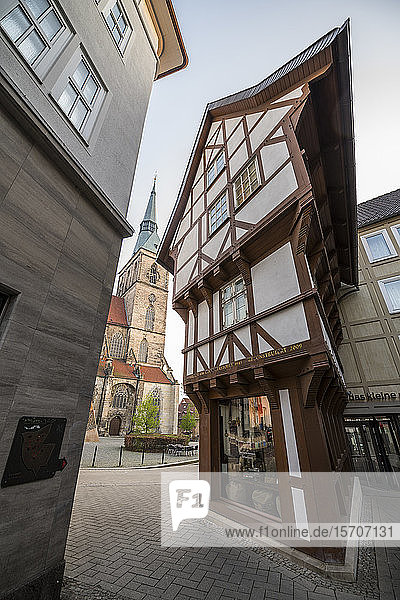 Deutschland  Niedersachsen  Hildesheim  Fachwerkhaus vor der Kirche St. Andreas