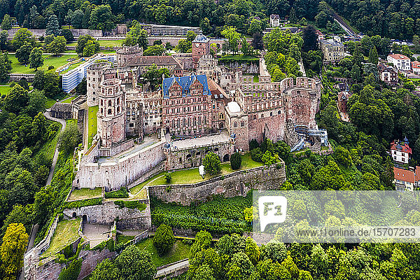 Deutschland  Baden-Württemberg  Heidelberg  Luftaufnahme des Heidelberger Schlosses im Sommer