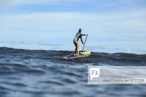 Weibliche SUP-Surferin  Bali  Indonesien