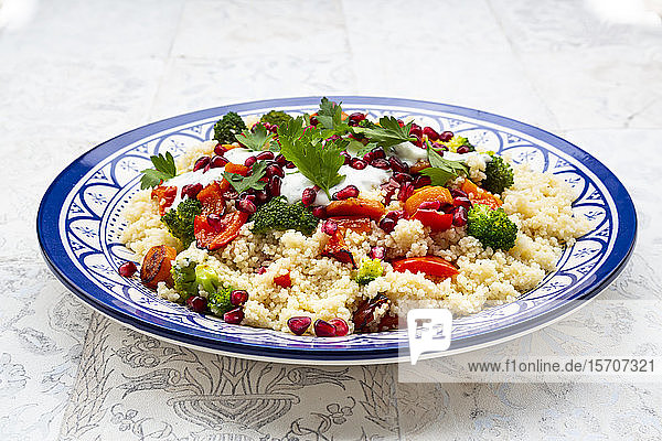 Couscous mit gegrilltem Gemüse: Karotten  Paprika und Brokkoli und Joghurt-Minz-Sauce  Petersilie  Granatapfelkerne