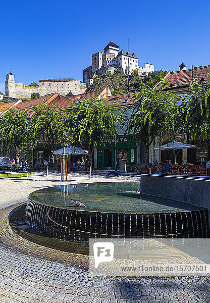 Slowakei  Trencin  Brunnen auf dem Friedensplatz mit der Burg Trencin im Hintergrund