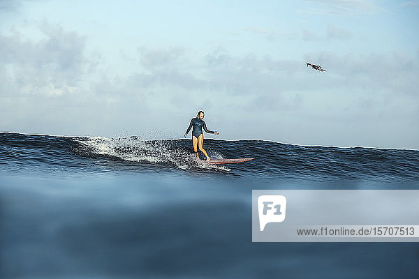 Weiblicher Surfer und Drohne  Bali  Indonesien