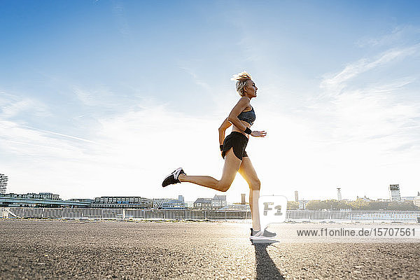 Blonde Frau joggt in Köln  Deutschland