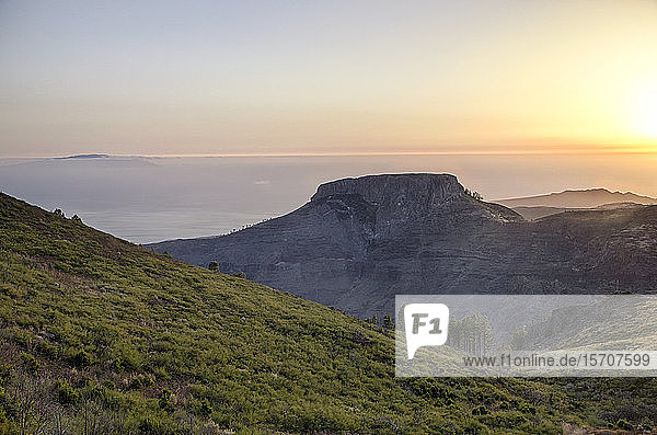 Spanien  Kanarische Inseln  La Gomera  Panoramablick auf den Tafelberg bei Sonnenuntergang