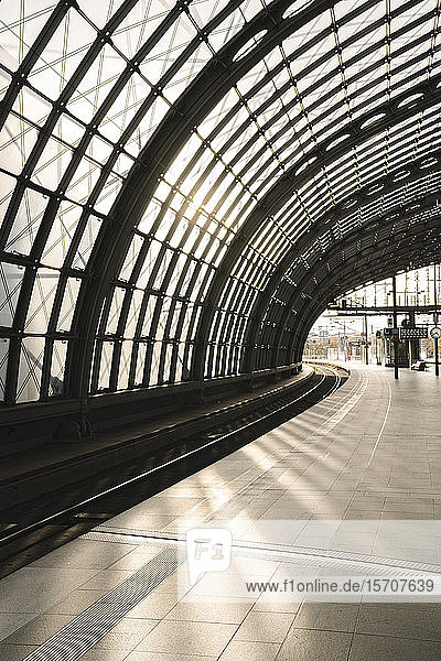 Leerer Bahnsteig am Hauptbahnhof  Berlin  Deutschland