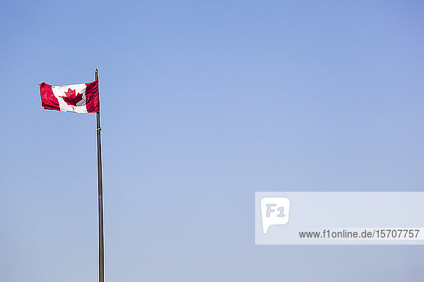 Kanadische Flagge gegen blauen Himmel