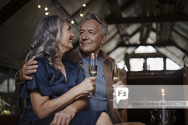 Älteres Ehepaar bei einem Candlelight-Dinner auf einem Boot im Bootshaus