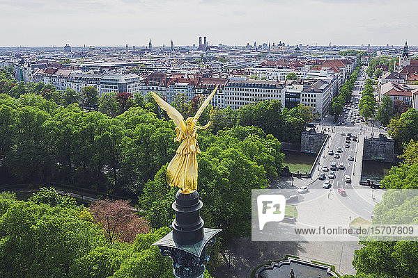Deutschland  Bayern  München  Luftaufnahme des goldfarbenen Friedensengel-Denkmals
