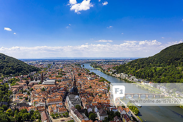 Deutschland  Baden-Württemberg  Heidelberg  Altstadt und Brücke über den Neckar im Sommer