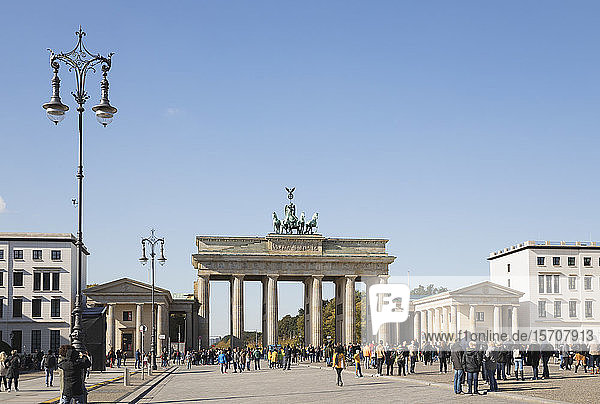 Deutschland  Berlin  Fussgänger vor dem Brandenburger Tor