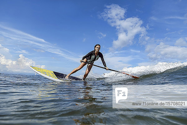 Weibliche SUP-Surferin  Bali  Indonesien