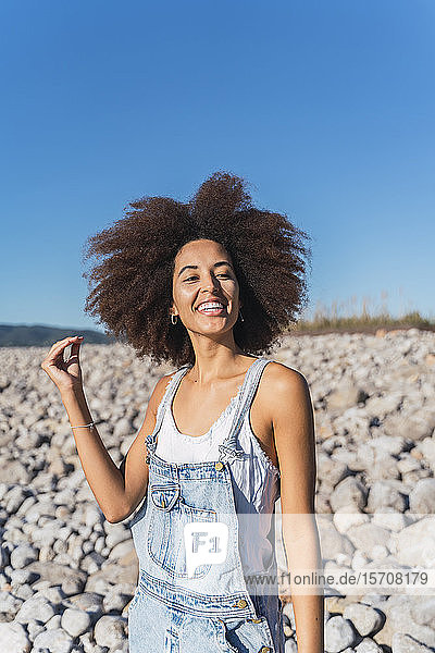 Porträt einer jungen lächelnden Frau am leeren Strand