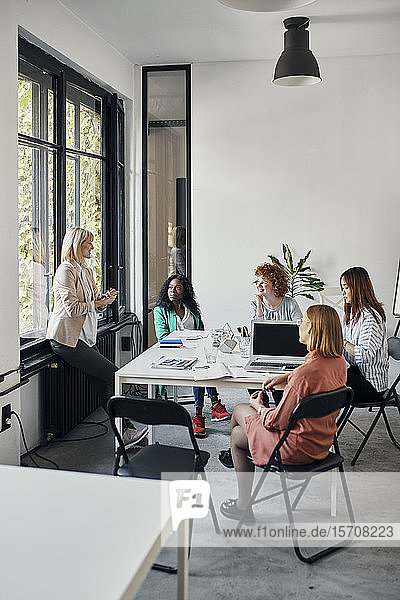 Geschäftsfrauen mit einer Sitzung im Amt