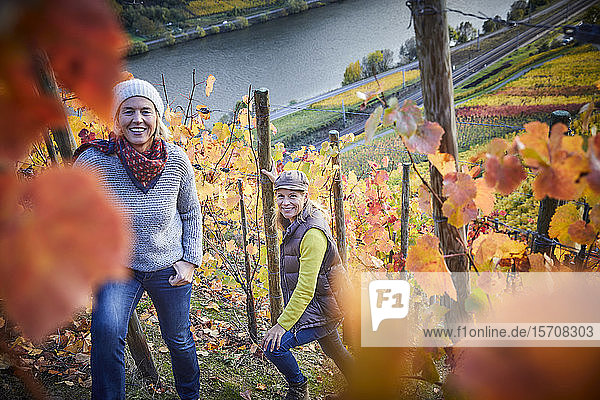 Porträt von zwei reifen Frauen in einem Weinberg