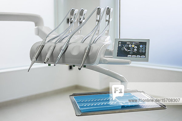 Zahnarztstuhl und Ausrüstung in der Zahnklinik