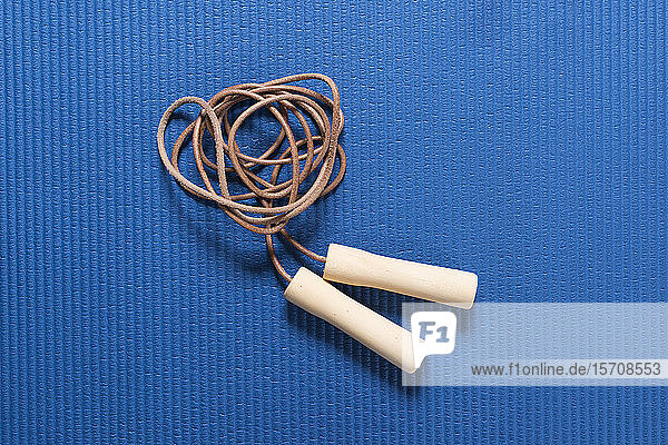 Springseil auf blauer Trainingsmatte