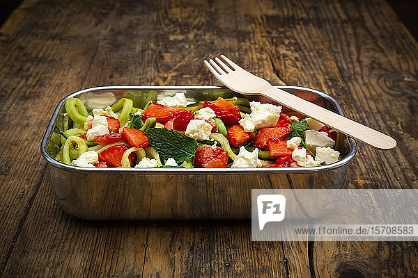 Metall-Lunchbox mit Gurken-Erdbeersalat gemischt mit Fetakäse Minze und Balsamico-Essig