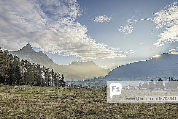 Österreich  Tirol  Ehrwald  Stadt im Tal der Mieming Range in der Abenddämmerung