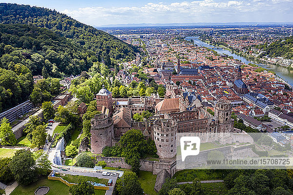 Deutschland  Baden-Württemberg  Heidelberg  Luftaufnahme des Heidelberger Schlosses im Sommer