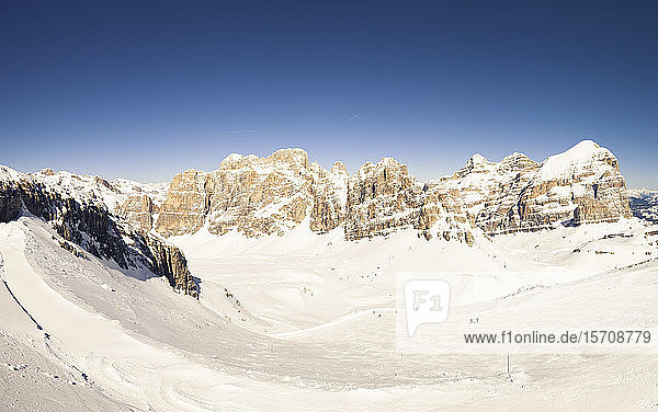 Italien Trentino-Südtirol schneebedeckte Dolomiten