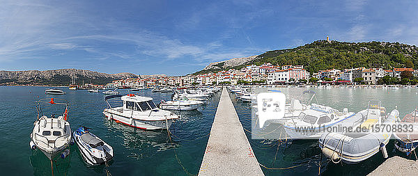 Kroatien  Kvarner-Golf  Baska  Panoramablick auf Boote im Hafen