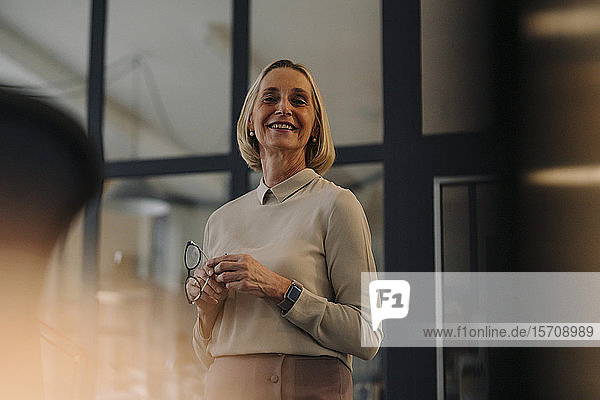 Porträt einer lächelnden reifen Geschäftsfrau im Amt