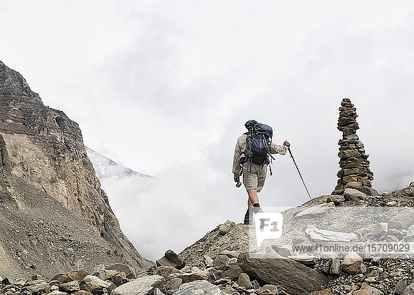 Wanderer am Chonbarden-Gletscher  Dhaulagiri-Rundwanderung  Himalaya  Nepal