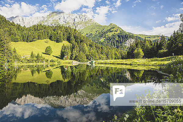 Österreich  Kärnten  Panoramablick auf einen glänzenden See in den Karnischen Alpen