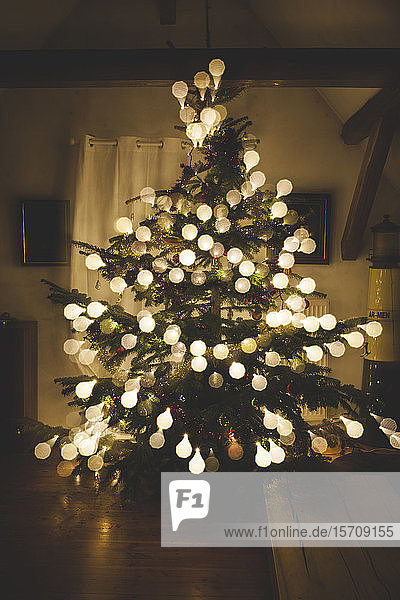 Weihnachtsbaum mit Kugeln aus Glühbirnen