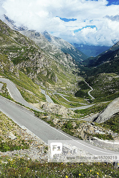 Italien Piemont Hochwinkelansicht einer langen kurvenreichen Straße im Gran Paradiso Nationalpark