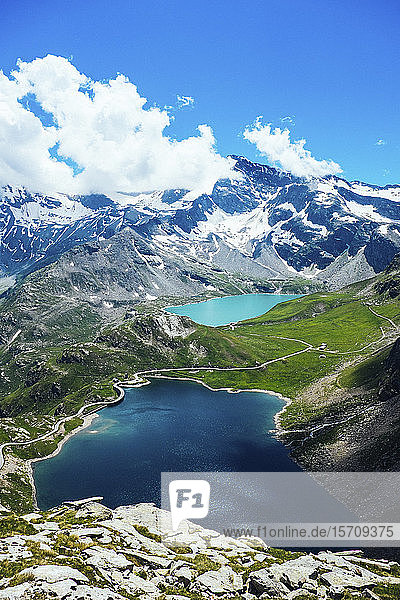 Italien Piemont Gran Paradiso National Park Hochwinkelansicht der italienischen Alpen und Seen