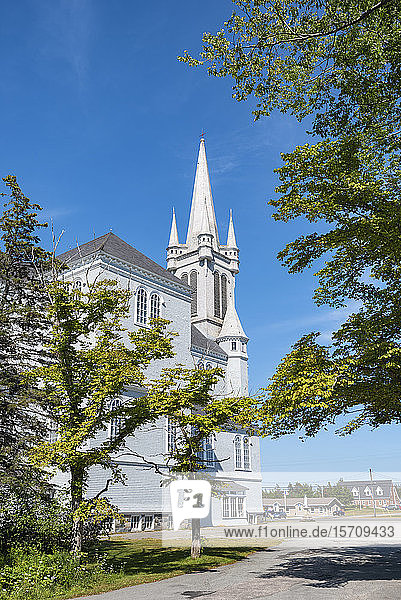 Kanada  Nova Scotia  Church Point  Kirche Sainte-Marie  die größte und mit 56 m die höchste Holzkirche Nordamerikas