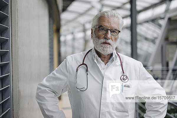Porträt eines seriösen Oberarztes