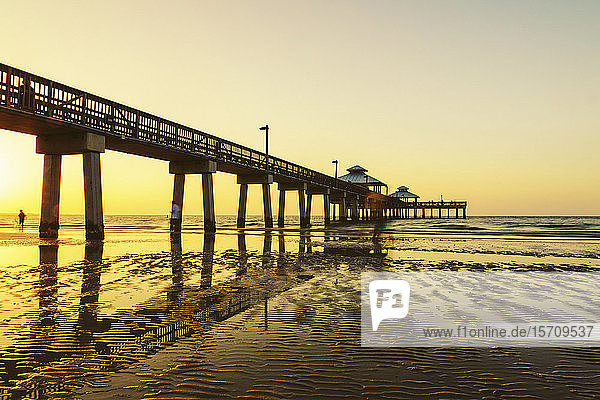 USA  Kalifornien  Feuchter Strand vor dem Pier bei Sonnenuntergang