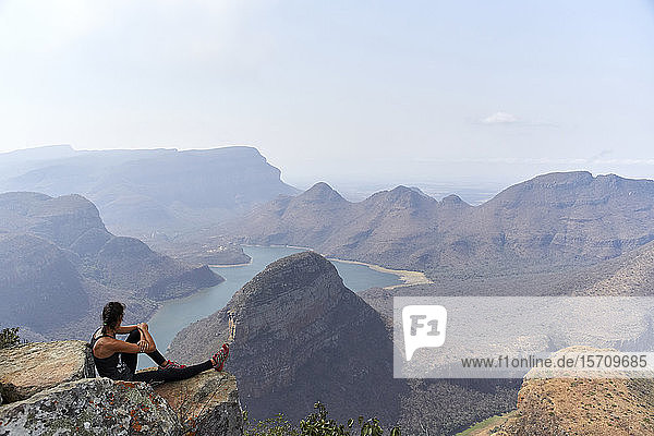 Frau sitzt auf einem Felsen mit schöner Landschaft als Hintergrund  Blyde River Canyon  Südafrika