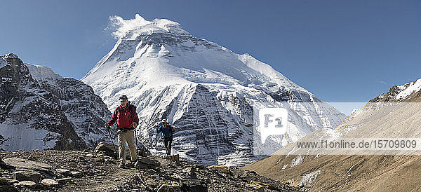 Wanderer am Chonbarden-Gletscher  Dhaulagiri  Französischer Pass  Dhaulagiri-Rundwanderung  Himalaya  Nepal