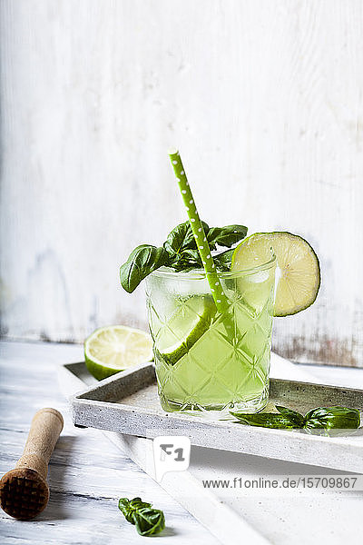 Gin-Basilikum mit Limette zerschlagen