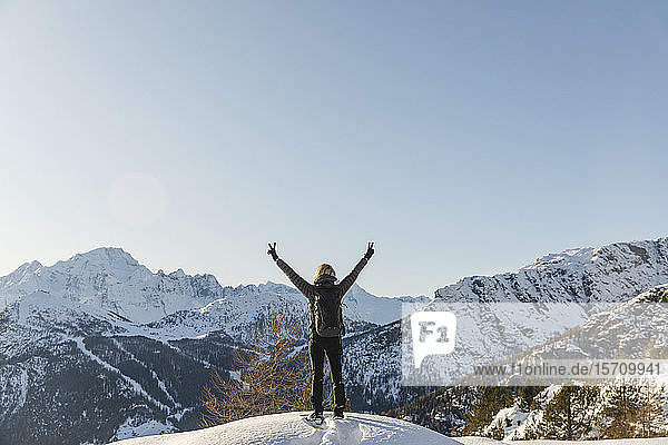 Frau geniesst die winterliche Berglandschaft  Valmalenco  Italien