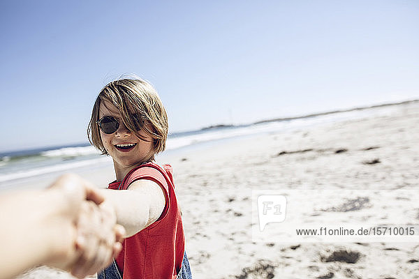 Porträt eines lächelnden Mädchens  das am Strand Händchen hält  Kapstadt  Westkap  Südafrika