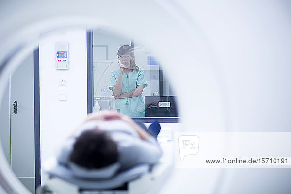Patientin im Krankenhaus während der CT-Untersuchung  Radiologin