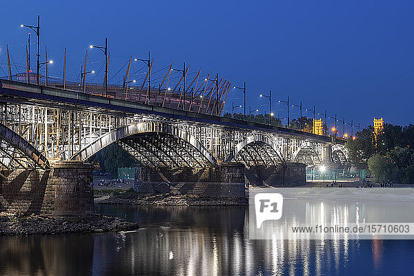Polen Woiwodschaft Masowien Warschau Beleuchtete Poniatowski-Brücke bei Nacht