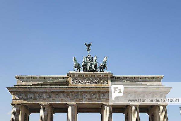 Deutschland  Berlin  Tiefblick auf das Brandenburger Tor bei strahlend blauem Himmel