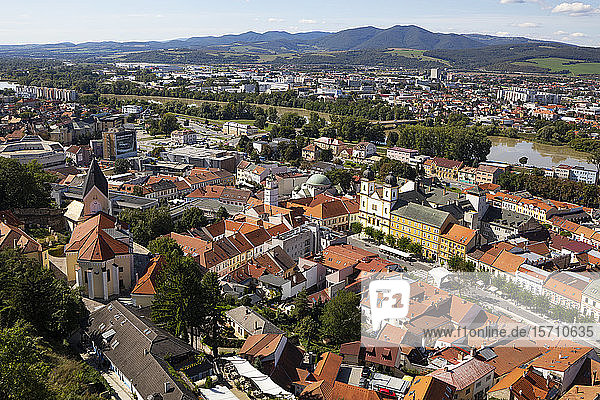 Slowakei  Trencin  Hochwinkelansicht der Altstadtgebäude rund um den Friedensplatz