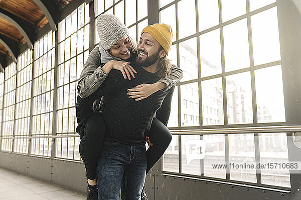 Glückliches junges Paar amüsiert sich an einer U-Bahn-Station  Berlin  Deutschland