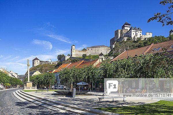 Slowakei,  Trencin,  Friedensplatz mit der Burg Trencin im Hintergrund